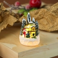 Nahaufnahme von leuchtendem Weihnachtshaus aus Harz mit Weihnachtsmann und Miniaturschnee - Stil D