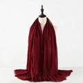 Sciarpa in cotone e lino stropicciato rosso scuro con frange su un manichino - Rosso Scuro