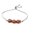 Dettaglio della chiusura a scorrimento regolabile e pietre marroni a cuore sul bracciale - Pietra di sabbia dorata