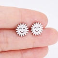 Minimalistische Sonnenblume Smiley Ohrstecker in Silber auf dem Finger zur Größe - Silber