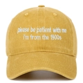 Gros plan détaillé sur casquette en coton délavé jaune avec texte brodé blanc - Réglable / Jaune
