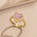 Bague élégante dorée avec zircon rose en forme de cœur et cristaux micro-pave - Bague Coeur Zircon Rose (8852)