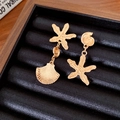 Gouden asymmetrische zeester oorbellen op een zwart fluwelen sieraden plateau - Gouden Zeester Schelp Asymmetrische Oorbellen (5#)