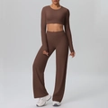 Detail van elastische crop top en wijde yogabroek in donkerbruine stretchstof - S / Kastanjebruin