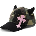 Gorra de béisbol de camuflaje con cruz rosa y cuernos de diablo estilo gótico urbano - Ajustable / Negro rosa