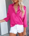 Élégant chemisier en satin rose rouge à manches longues avec col en V et jean blanc troué - S / Rose Rouge