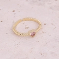 Detail-Makroansicht eines vergoldeten verstellbaren Rings mit einem herzförmigen rosa Zirkonia - Einstellbar Offen / Rosa Herz Edelstein Modell (2#)