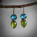 Pendientes vintage con gemas azules y verdes colgados de una rama de madera natural - Azul