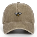 Gros plan d'une casquette en coton délavé avec une broderie d'abeille détaillée - Réglable / Kaki