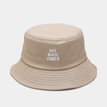 Dettaglio del cappello a secchiello in cotone beige con ricamo NO BAO VIBES e tesa rinforzata - M (56-58cm) / Cachi