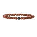 Gros plan sur bracelet en pierre de soleil avec une perle noire mate sur fond blanc - Pierre de Sable Dorée