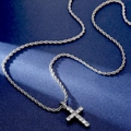 Collana con ciondolo a croce in argento con pavé di zirconi bianchi e catena a corda - Catena a Corda in Acciaio Inossidabile da 20 Pollici / Argento