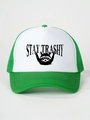 Vista detallada de la gorra trucker verde y blanca con estampado de mapache frontal - Blanco Verde