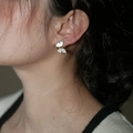 Elegante pendiente de mariposa con nácar blanco y cristales en acabado dorado - Estilo de Circón con Mariposa de Concha Pavé Dorado (MY31800)