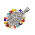 Vue macro détaillée du pendentif Marie plaqué or 18 carats avec perles colorées - Argent Zirconia Multicolore