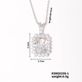 Vista dettagliata della collana in zirconia quadrata con specifiche sulle dimensioni - Stile Ciondolo Rettangolare Trasparente (KSN00208-1)