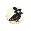 Dunkle Gothic-Krähen-Anstecknadel mit Zaubererhut und goldenem Halbmond für Halloween - Sichelmond Krähe Stil (QHXZ1468)