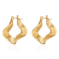 Elegantes pendientes de acero inoxidable bañados en oro 18K con textura plisada - Dorado