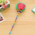 Penna gel con pompon a anguria, strisce arcobaleno e un grazioso fiocco decorativo - Anguria