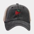 Détail de la broderie fraise sur les panneaux en mesh de la casquette baseball vintage - Motif Fraise