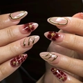 Korte amandelvormige kunstnagels met donkerrode bloemen en gouden 3D-metalen accenten - Donkerrode Bloemen Goud 3D Stijl (JP3871)