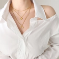 Collana a tre strati in oro acciaio inossidabile con ciondoli stella e luna - Collana a tre strati dorata