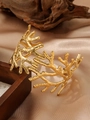 Macro della trama a ramo martellato dorato sul bracciale in acciaio inossidabile di qualità - Bracciale stile ramo di corallo (ZHG858 Gold)