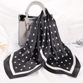 Foulard quadrato in seta a pois bianco e nero legato a una borsa a mano grigia - 70x70cm / Nero Pois Bianchi
