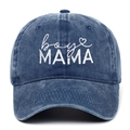 Detailaufnahme der weißen boys MAMA Stickerei auf gewaschener blauer Jeanskappe - Verstellbar / Marineblau