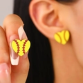 Détail de boucles d'oreilles softball en forme de cœur avec texture de couture rouge - Baseball Jaune en Bois (0426)