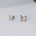Orecchini a perno a farfalla satinati in finitura argento con dettaglio macro professionale - Stud orecchini / Argento