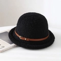 Dettaglio del cappello pescatore nero in peluche con cinturino marrone in pelle - M (56-58cm) / Nero