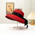 Chapeau de paille rouge à large bord élégant avec ruban noir et détail doré en M - Bordeaux