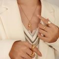 Set collana con orso placcata oro 18K e anelli stile francese su un outfit elegante - 50+5cm / Oro