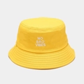 Dettaglio di cappello pescatore giallo in cotone con ricamo bianco NO BAO VIBES - M (56-58cm) / Giallo