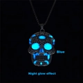 Ciondolo teschio luminoso con effetto luce blu e intagli floreali su sfondo nero - Argento Antico Luce Blu