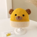 Detalle del gorro de oso amarillo con lindas orejas 3D y una letra M bordada - 2-5 Años / Amarillo