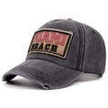 Détail d'une casquette en coton gris délavé avec écusson MIAMI BEACH et bords effilochés - Réglable / Noir Lavé (Gris Foncé)