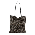 Bolso tote grande con estampado de leopardo, correas negras y ojales dorados sobre blanco - Caqui