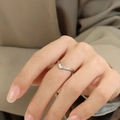 Anello a V scavato in argento per donna, indossato sul dito per uno stile moderno - Taglia 6 Aperto Regolabile / Acciaio Singolo Strato