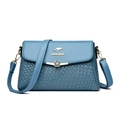 Elegante blauwe crossbodytas met geweven textuur en metalen bloemvormige gesp - Blauw
