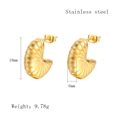 Golden geometric C-shaped stainless steel hoop earrings with spiral texture and 18mm height - Gold Style (LE3527)