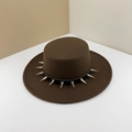 Punk καφέ μάλλινο καπέλο fedora με αιχμηρά ασημένια μεταλλικά καρφιά στη λεπτομέρεια. - Ρυθμιζόμενο M (56-58cm) / Σκούρο Καφέ