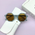 Occhiali da sole ottagonali bimbo blu grigio con protezione UV400 e custodia in pelle bianca - Montatura Ottagonale + Custodia in Pelle Bianca / Blu Viola Grigio