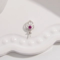 Dettaglio macro del ciondolo a fiore cavo in argento 925 con pietra di zircone rosa - Stile C / Oro bianco