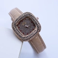 Makroaufnahme: Roségoldene quadratische Damenuhr mit Diamanten und Lederarmband - Rosa Roségold Gehäuse