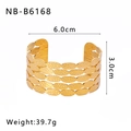 Detalle macro del brazalete ancho bañado en oro de 18k con textura martillada y medidas - Estilo De Textura Martillada (NB-B6168)
