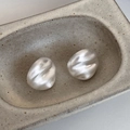 Dettaglio orecchino a perno argento con texture satinata e forma organica naturale - Silver Earring Post - Argento - Ciottolo Rotondo Opaco
