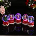 Ensemble de cinq boules à neige de Noël lumineuses avec figurines en résine sur fond noir - Petite Boule Lumineuse [Style Aléatoire]