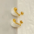 Detail von 18K vergoldeten C-Ohrringen mit Marmorharz-Inlay auf strukturiertem Stoff - 18K Gold / Gold